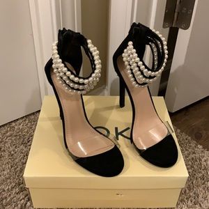 Yoki black, pearled ankled, zip up heels!🖤🤍 US size 8